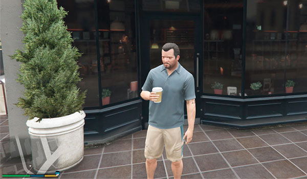 imagen donde vemos a Michael con un café en las manos, saliendo de una cafetería en Los Santos.